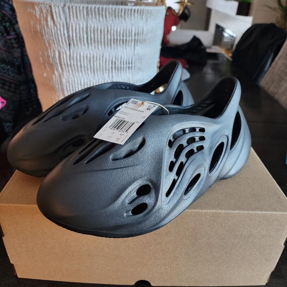 2024 Foam Runner Onyx - Picture 2 of 9